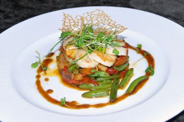 Warm salad with scallops, sun dried tomatoes and mushrooms