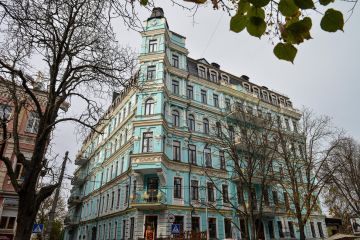 Walking on Volodymyrska Street in Kiev