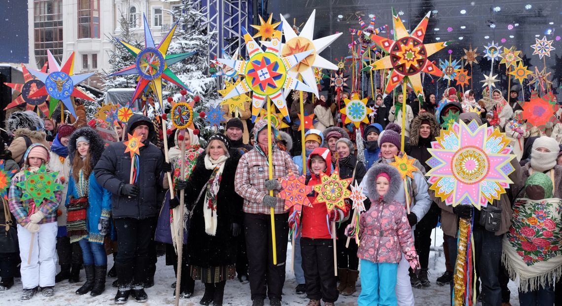 many Ukrainians with Christmas stars