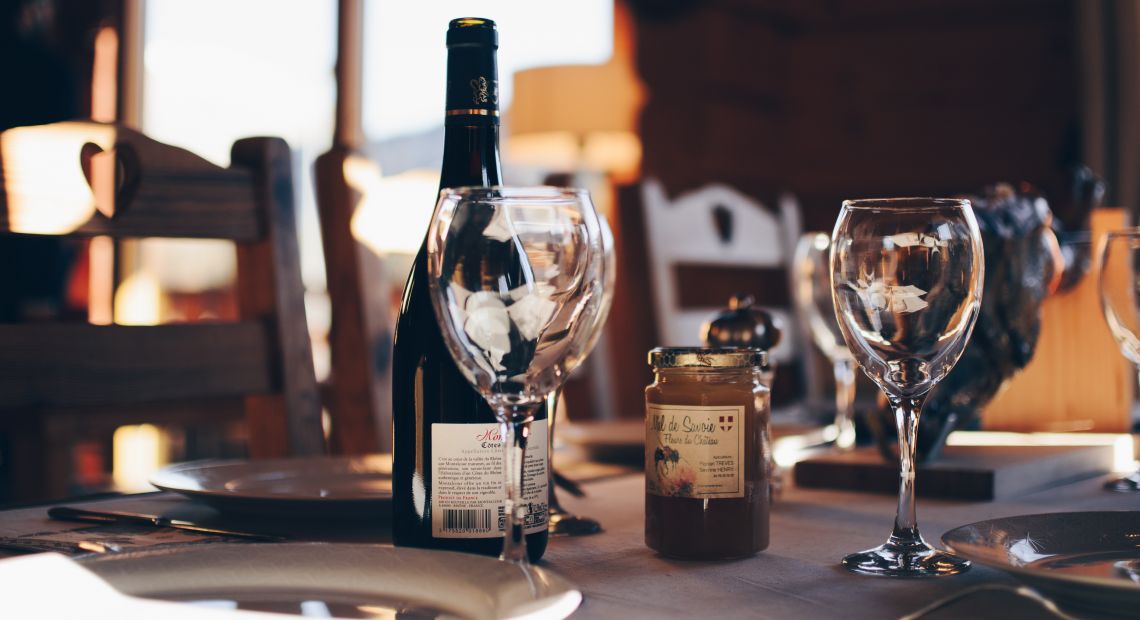 served table in restaurant