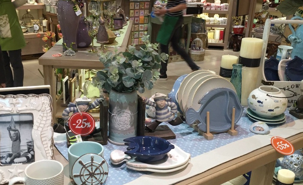 Trinkets and vases in Cactus shop