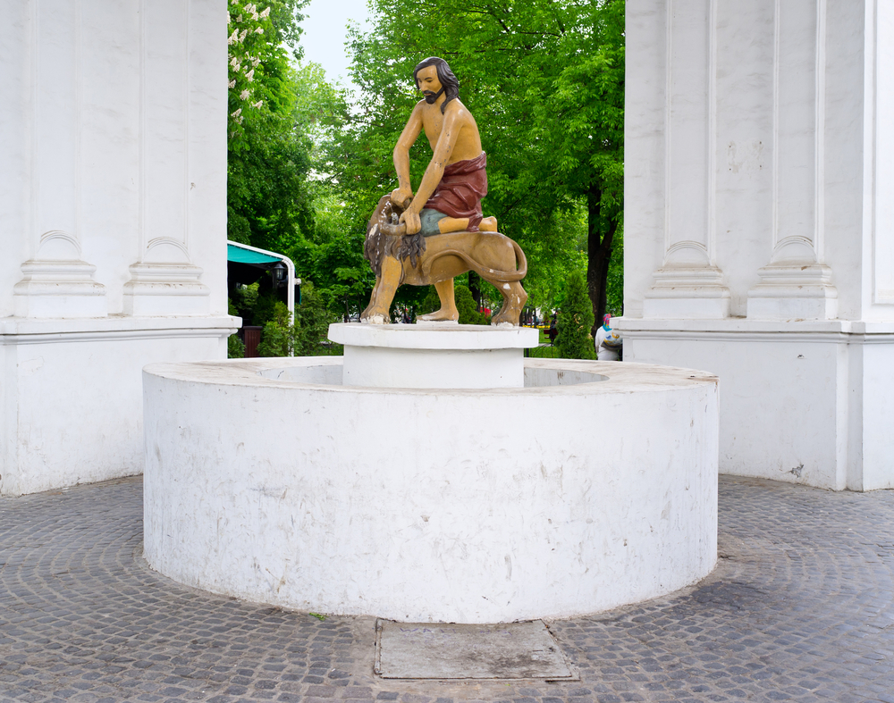 statue of Samson and lion in Kyiv