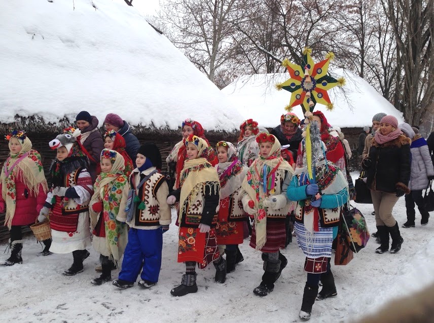 chldren in traditional Ukrainian clothes