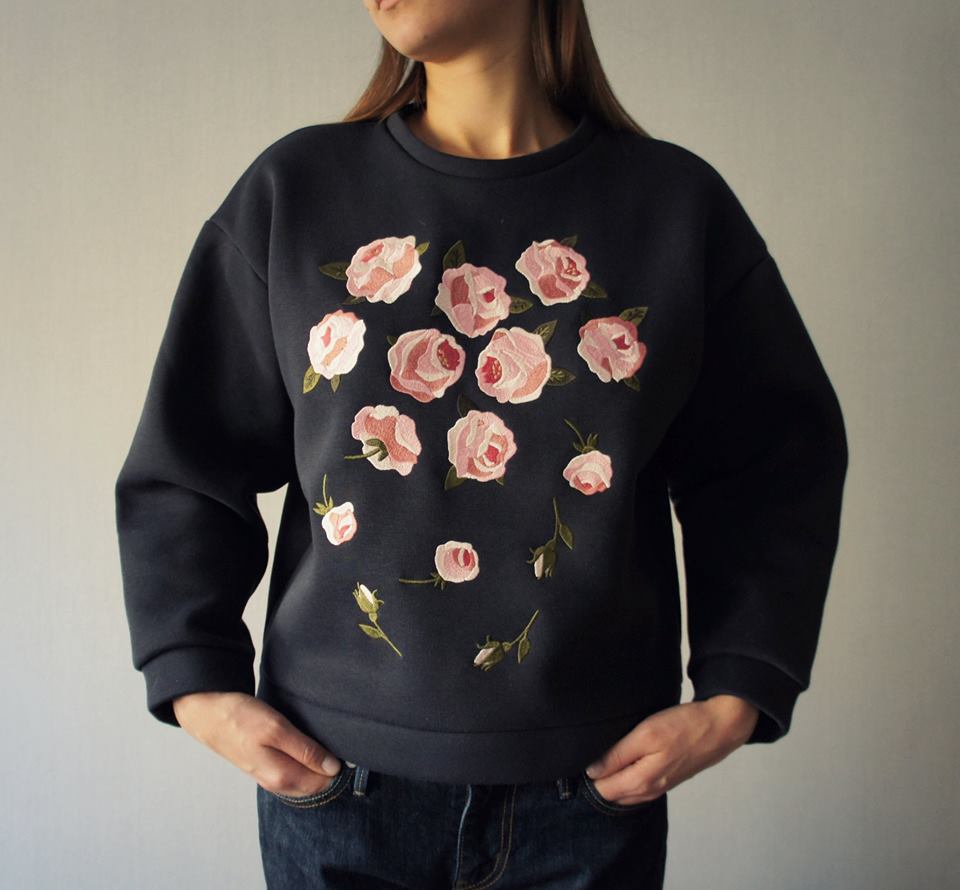 sweatshirt with roses