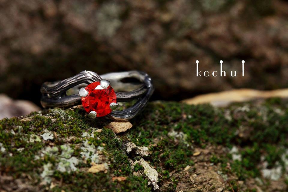 Kochut ring with a red stone