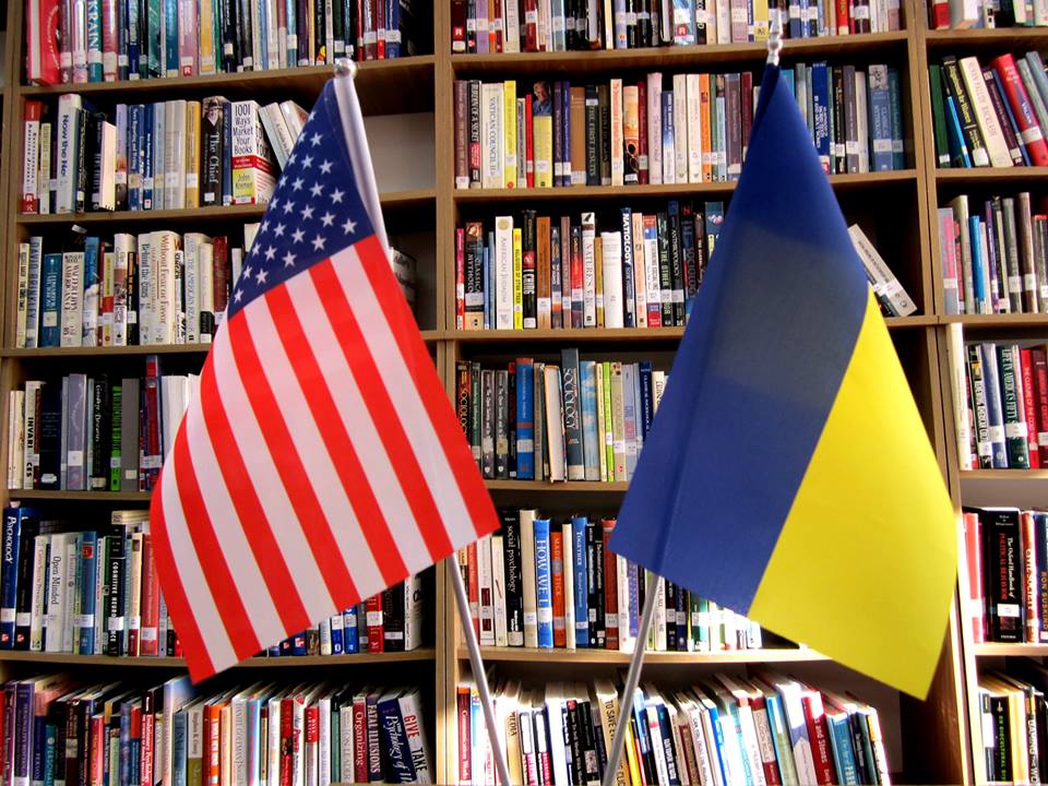 bookshelves, American flag and Ukrainian flag