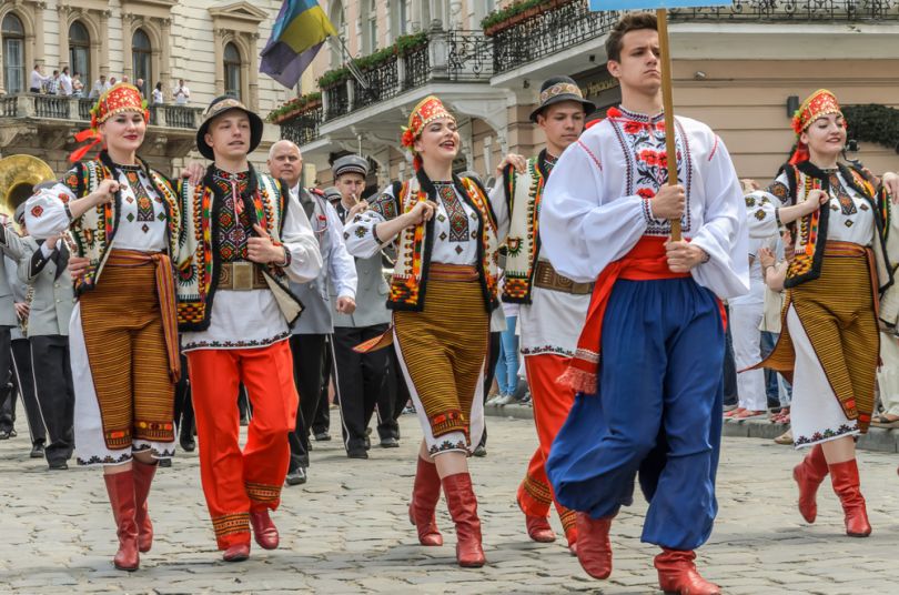 People in traditional Ukrainian clothes parade