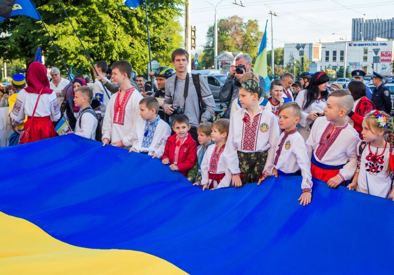 People holding a huge flag of Ukraine
