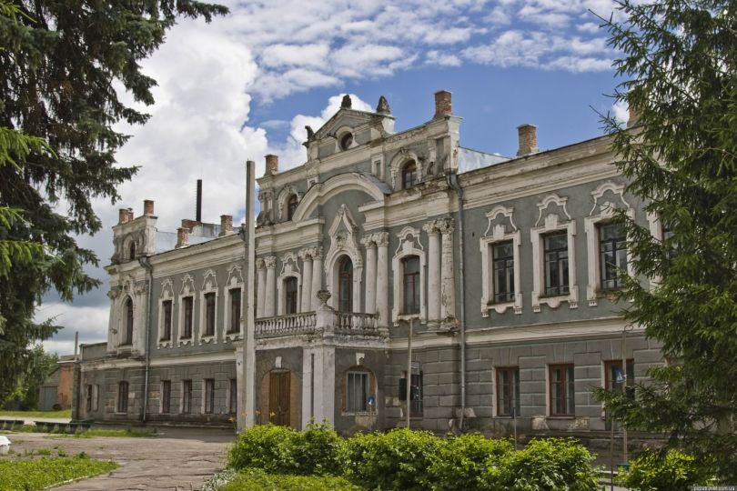 mering palace in stara pryluka village