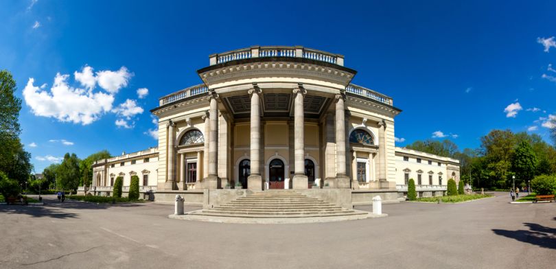 gorgeous mansion with columns