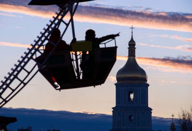 Couple on a ferris wheel in Kyiv