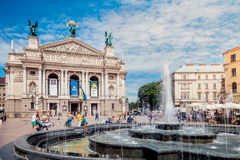 Lviv Opera and fountain