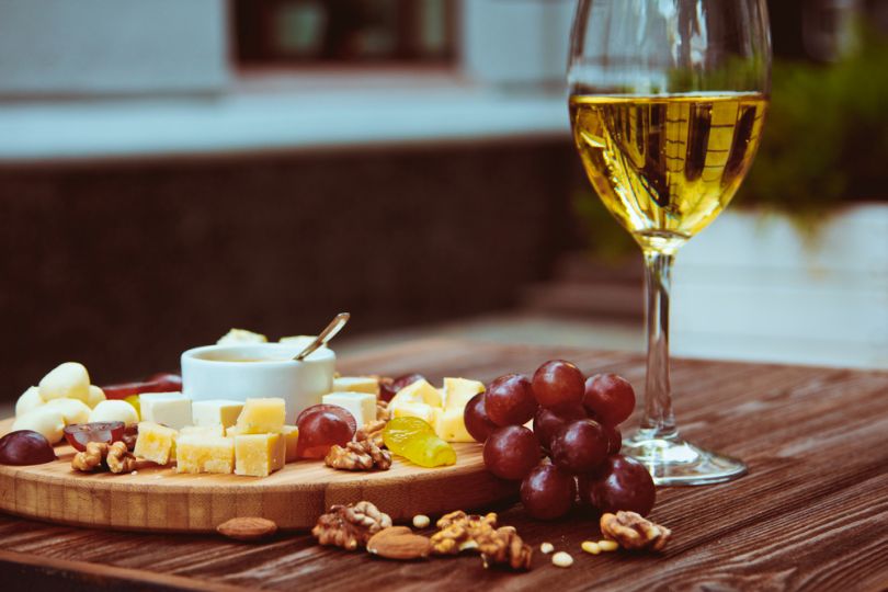 Muskotály wine with grapes and cheese