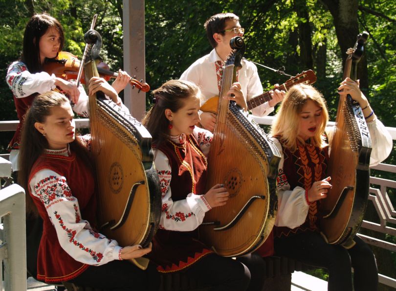 People playing the traditional Ukrainian instrument Bandura