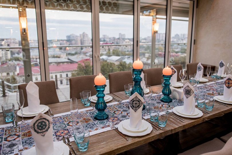 served table in restaurant