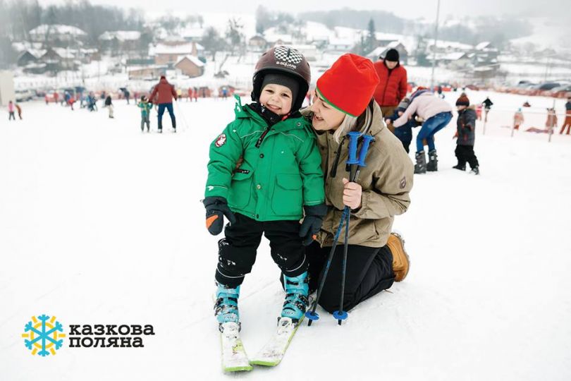Mom and kid skiing