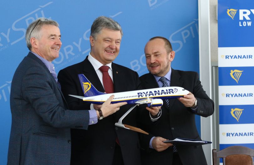 Ukrainian president Petro Poroshenko celebrates Ryanair entering the Ukrainian market