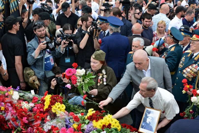 People laying flowers on the Unknown Soldier Tomb