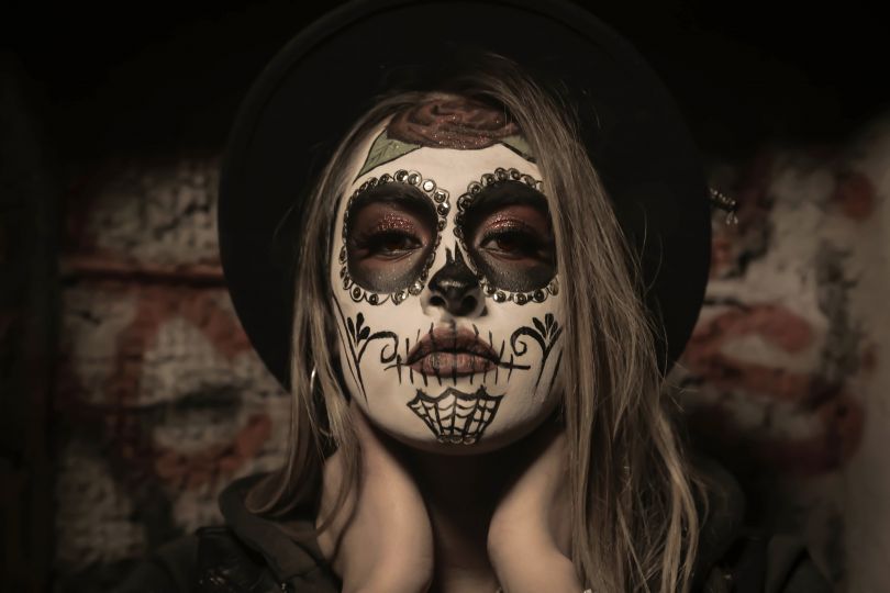 girl with spooky makeup