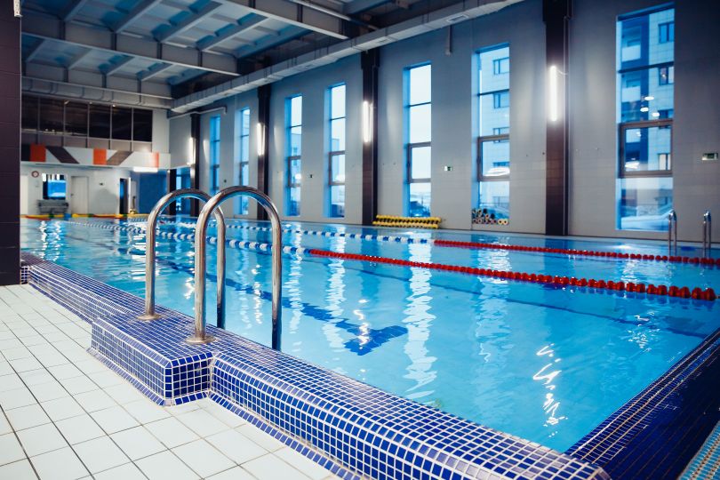 Empty swimming pool 